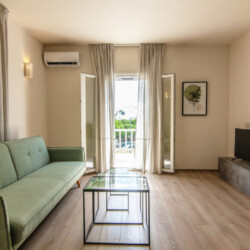 Local Living House – Μοντέρνο διαμέρισμα στο κέντρο της Τήνου με άνετο queen-size κρεβάτι.