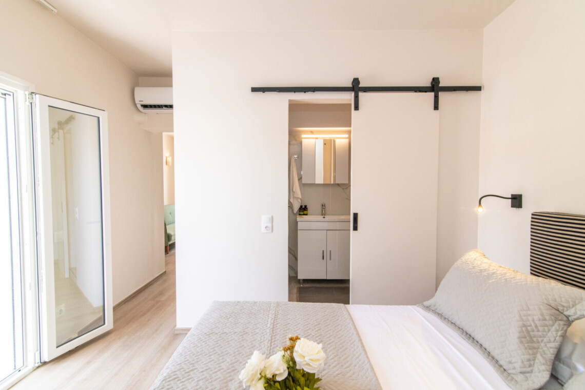 Κομψό και λειτουργικό μπάνιο στο Local Living House στην Τήνο.