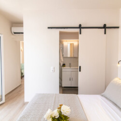 Κομψό και λειτουργικό μπάνιο στο Local Living House στην Τήνο.