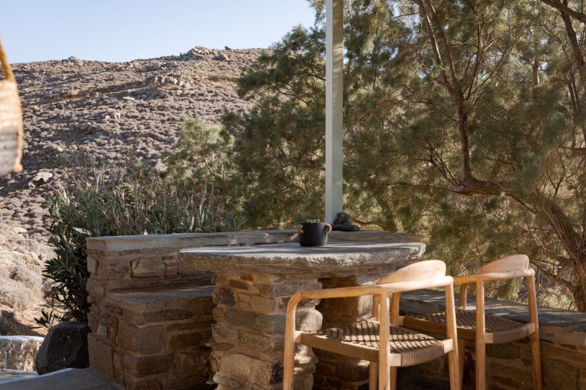 Rabela’s House exterior view at Kolibithra Beach, Tinos Island – beachfront accommodation surrounded by scenic beauty.