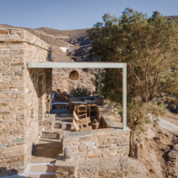 Θέα στη θάλασσα από το Rabela’s House στην Τήνο – Ιδανική απόδραση για ζευγάρια.