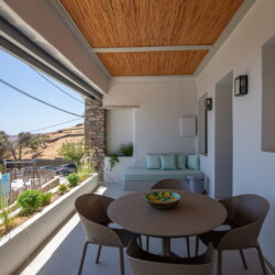 Μεγάλη βεράντα της Villa Adele με υπαίθρια έπιπλα και μαγευτική θέα στη θάλασσα.
