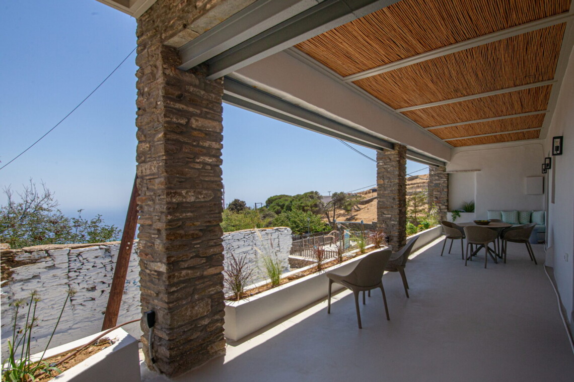 Μεγάλη βεράντα της Villa Adele με υπαίθρια έπιπλα και μαγευτική θέα στη θάλασσα.