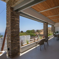Μεγάλη βεράντα της Villa Adele με υπαίθρια έπιπλα και μαγευτική θέα στη θάλασσα.