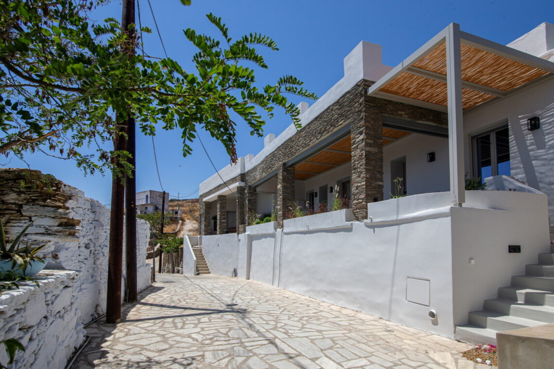 Μεγάλη βεράντα της Villa Adele με υπαίθρια έπιπλα και μαγευτική θέα στη θάλασσα.