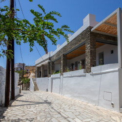 Μεγάλη βεράντα της Villa Adele με υπαίθρια έπιπλα και μαγευτική θέα στη θάλασσα.